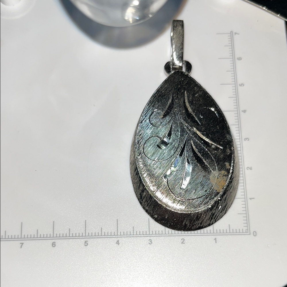 Vintage Silver Tone Teardrop Pendant.